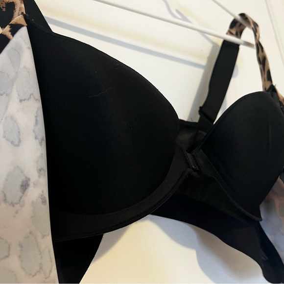 Victoria’s Secret Sports Bra (size 34B) - Picture 3 of 3